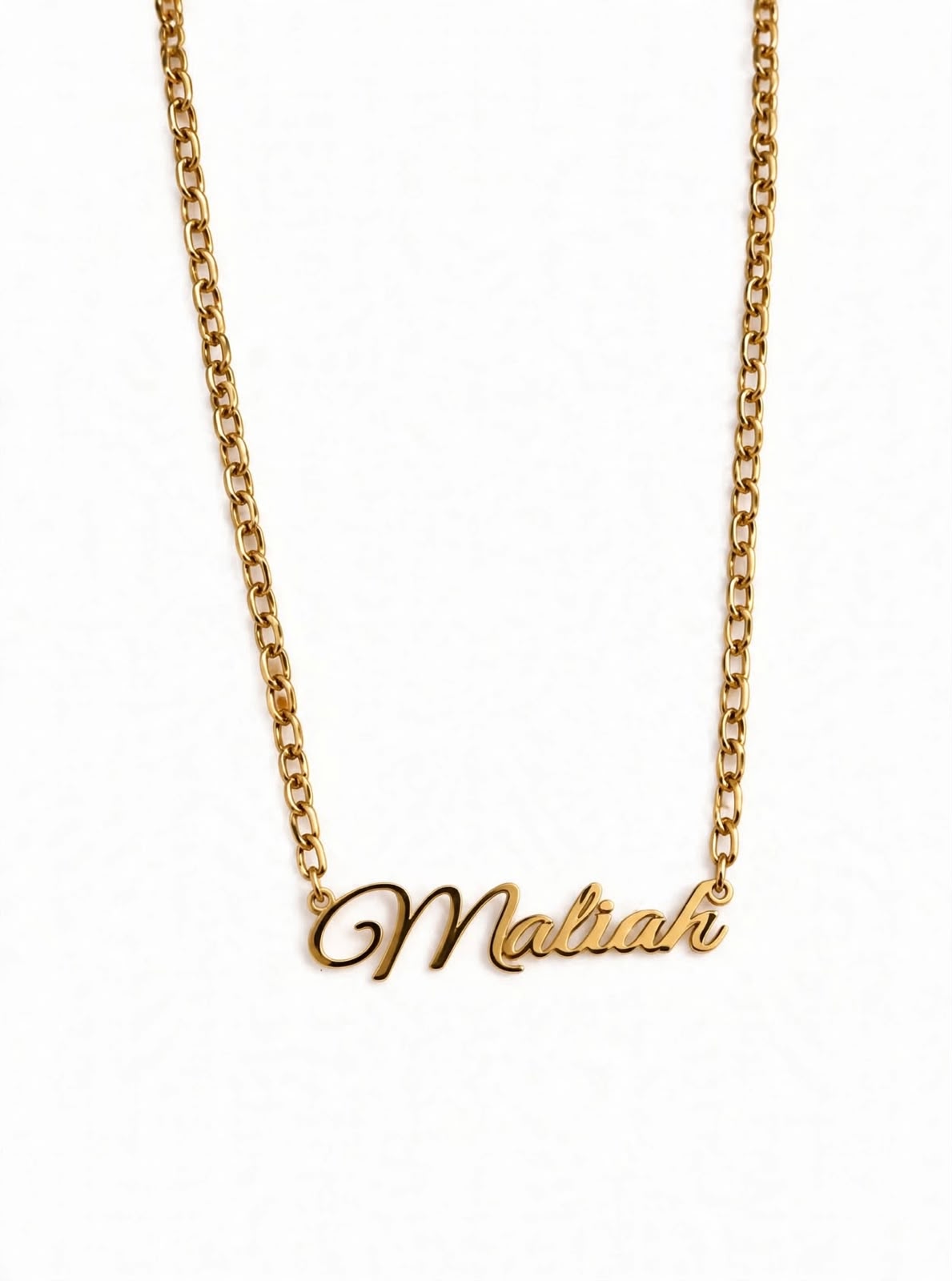 gold personalised name chain with the name Maliah in script lettering on white background